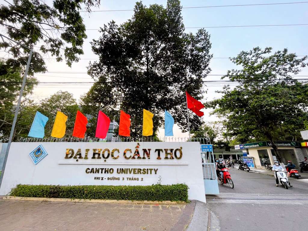 cổng trường đại học Cần Thơ