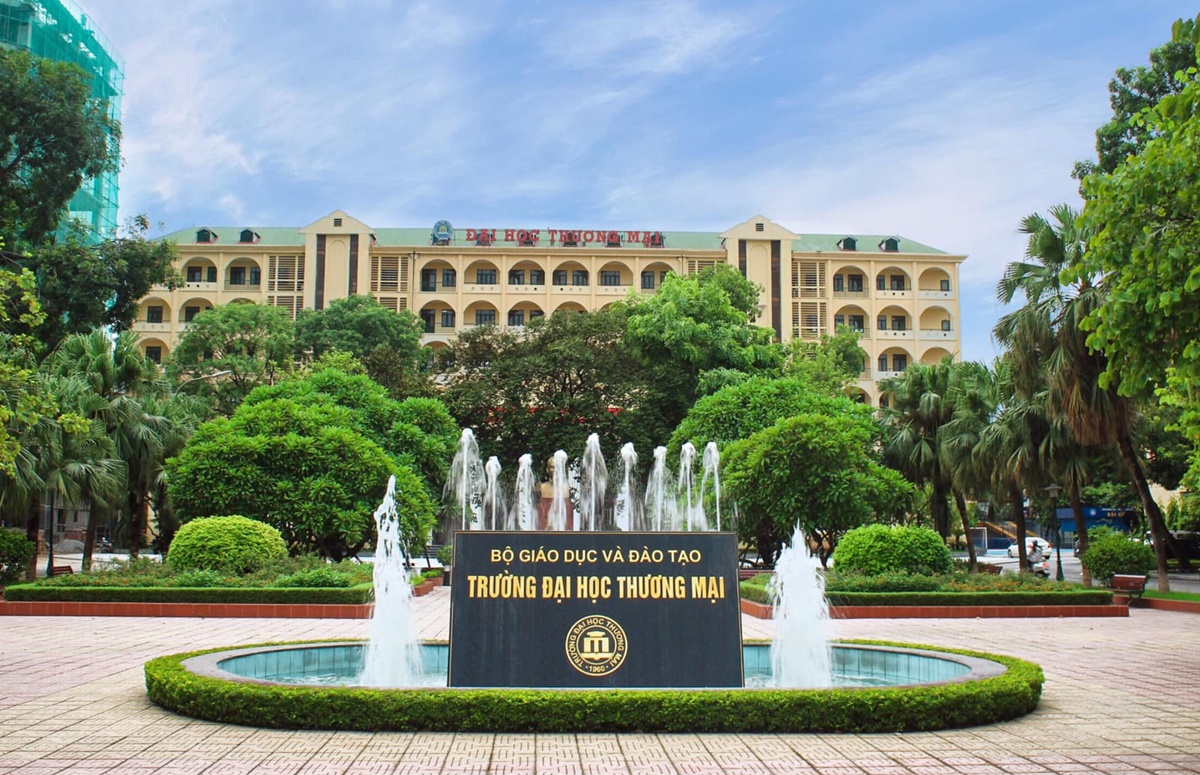khuôn viên đại học Thương Mại