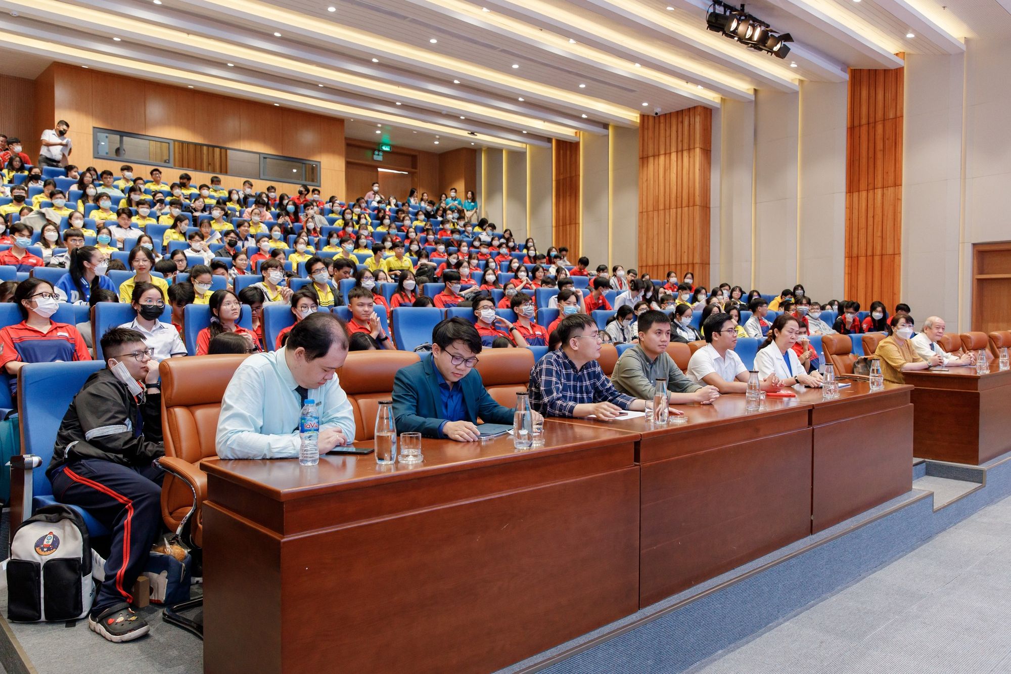 thầy và trò UEH