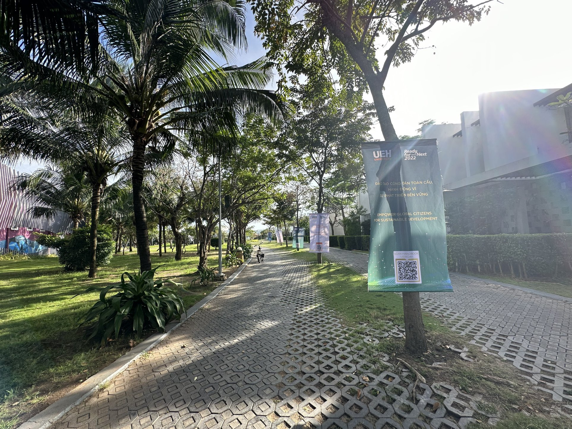 sân trường UEH