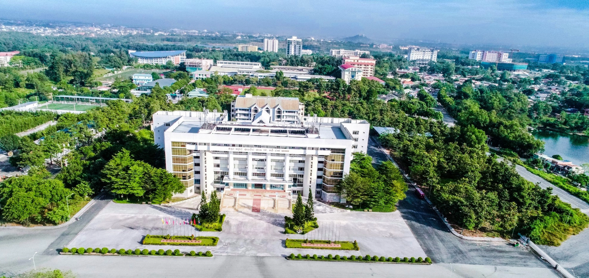 khuôn viên của trường