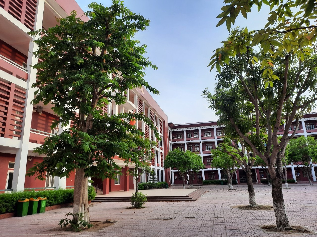 sân trường THPT Huỳnh Thúc Kháng