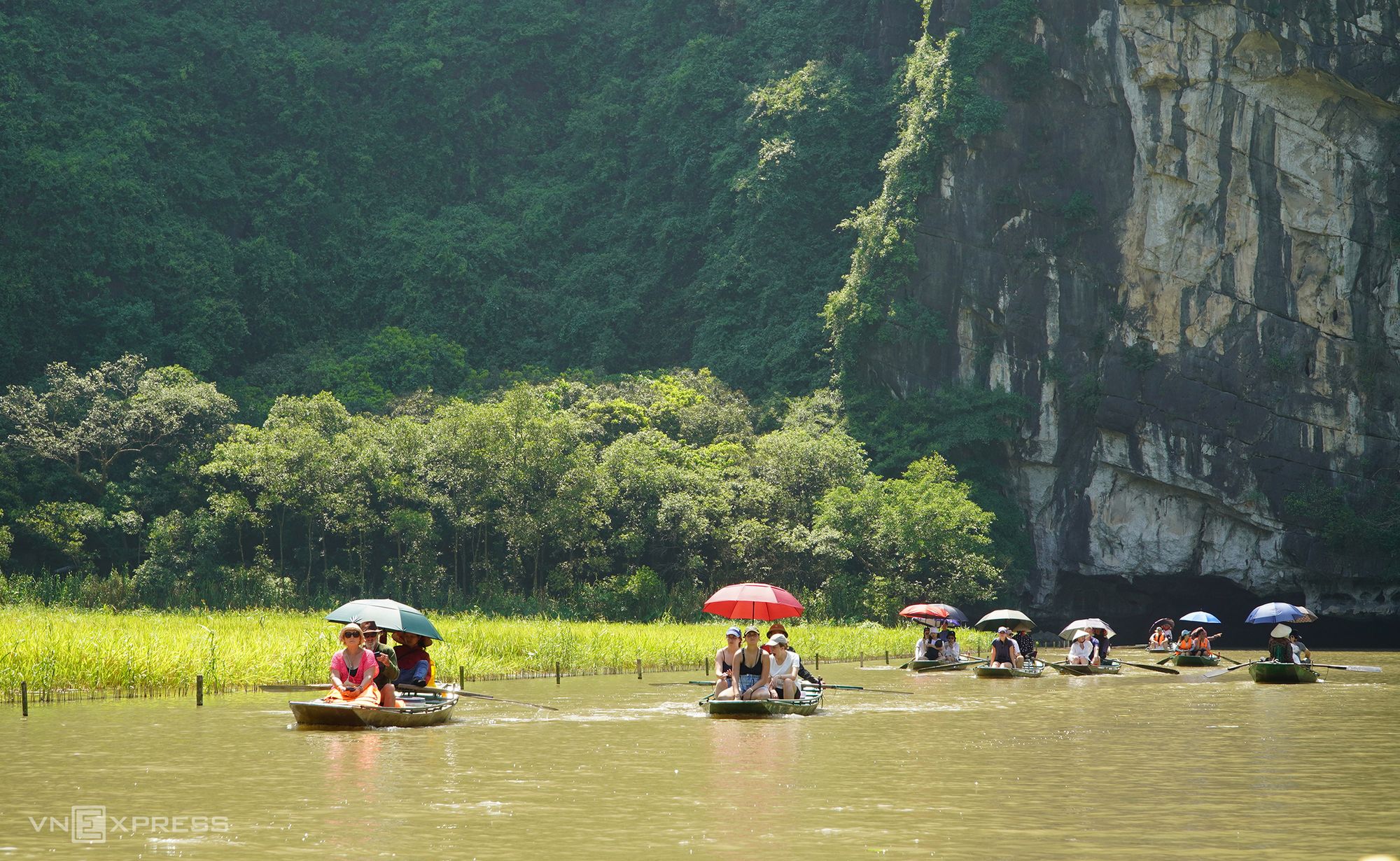 Du khách đến Ninh Bình