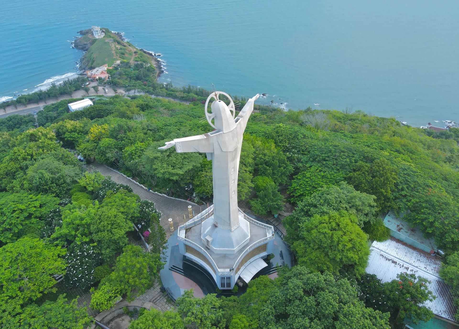 Tượng Ch&uacute;a Kito nh&igrave;n từ tr&ecirc;n cao
