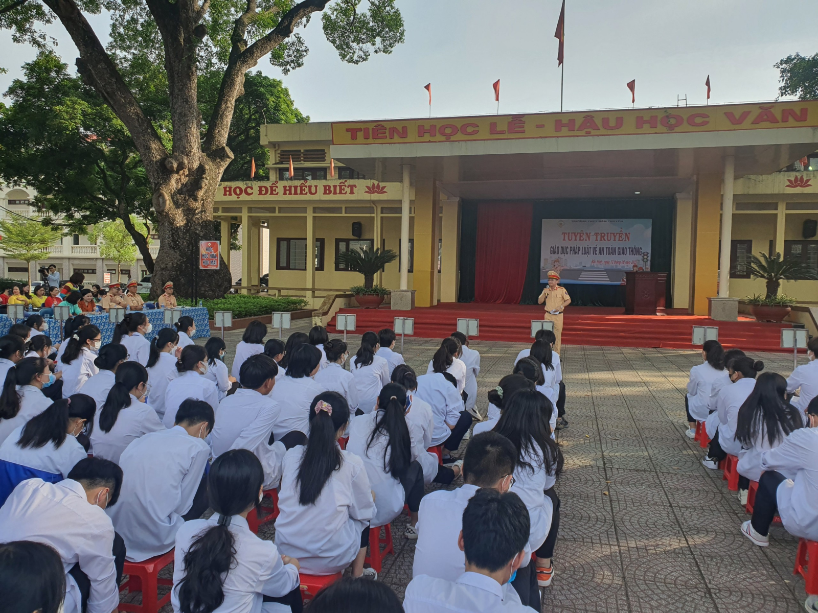 Khu&ocirc;n vi&ecirc;n THPT H&agrave;n Thuy&ecirc;n với nhiều c&acirc;y xanh m&aacute;t