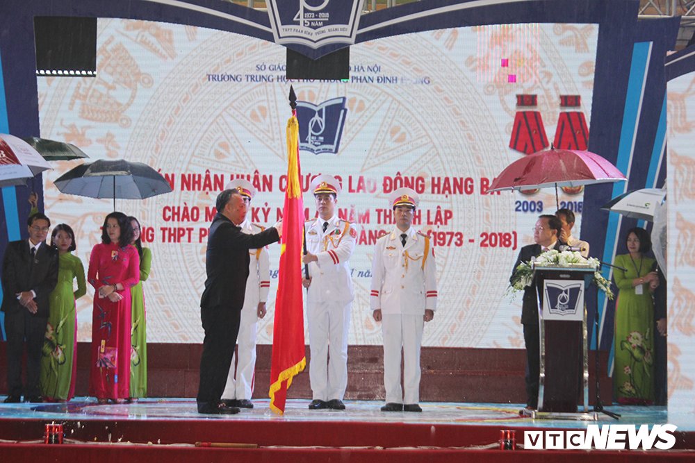 Trường THPT Phan Đình Phùng đón nhận Huân chương Lao động hạng Ba