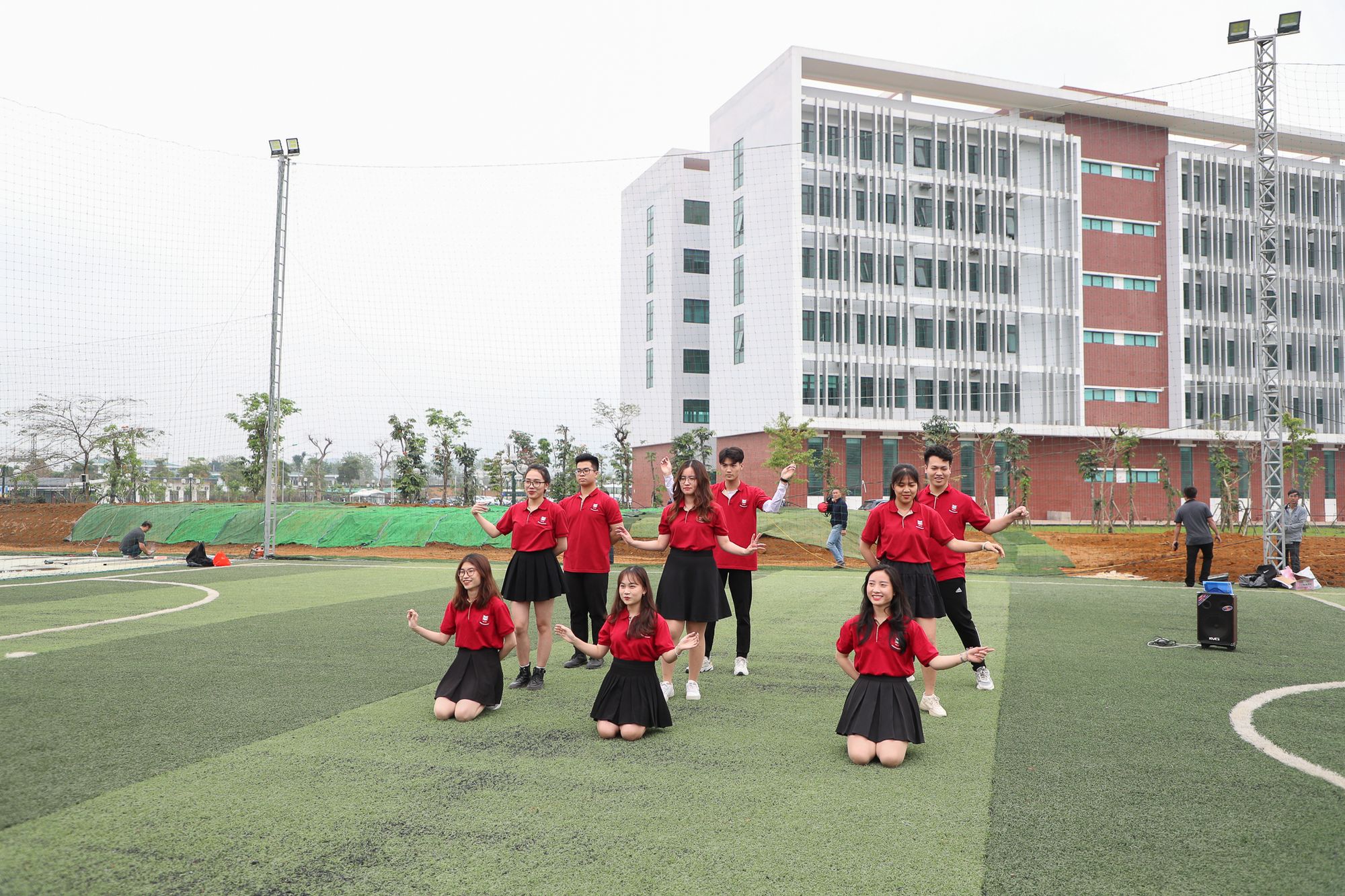 sân bóng đá của trường