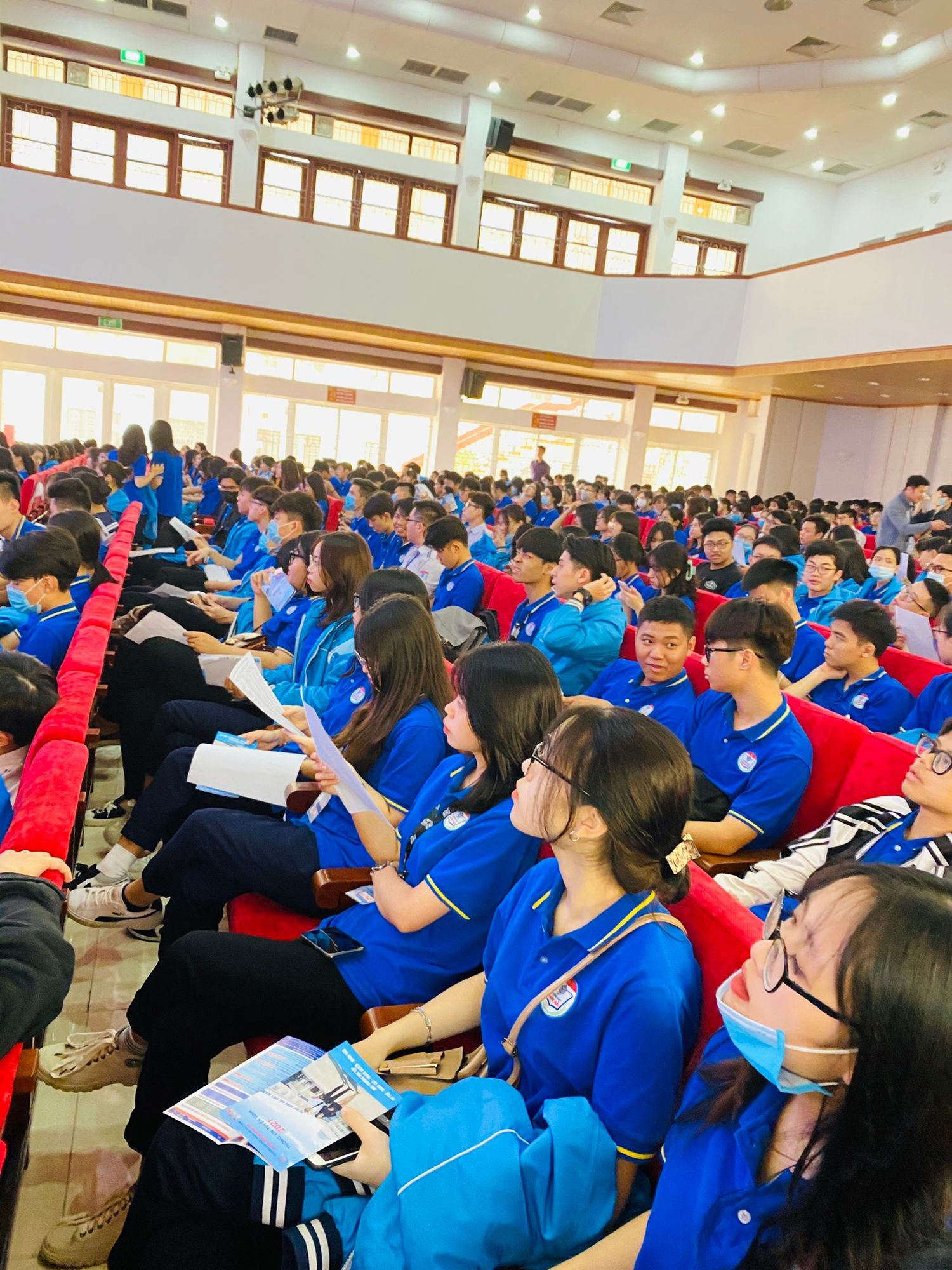 sinh viên trường sinh hoạt