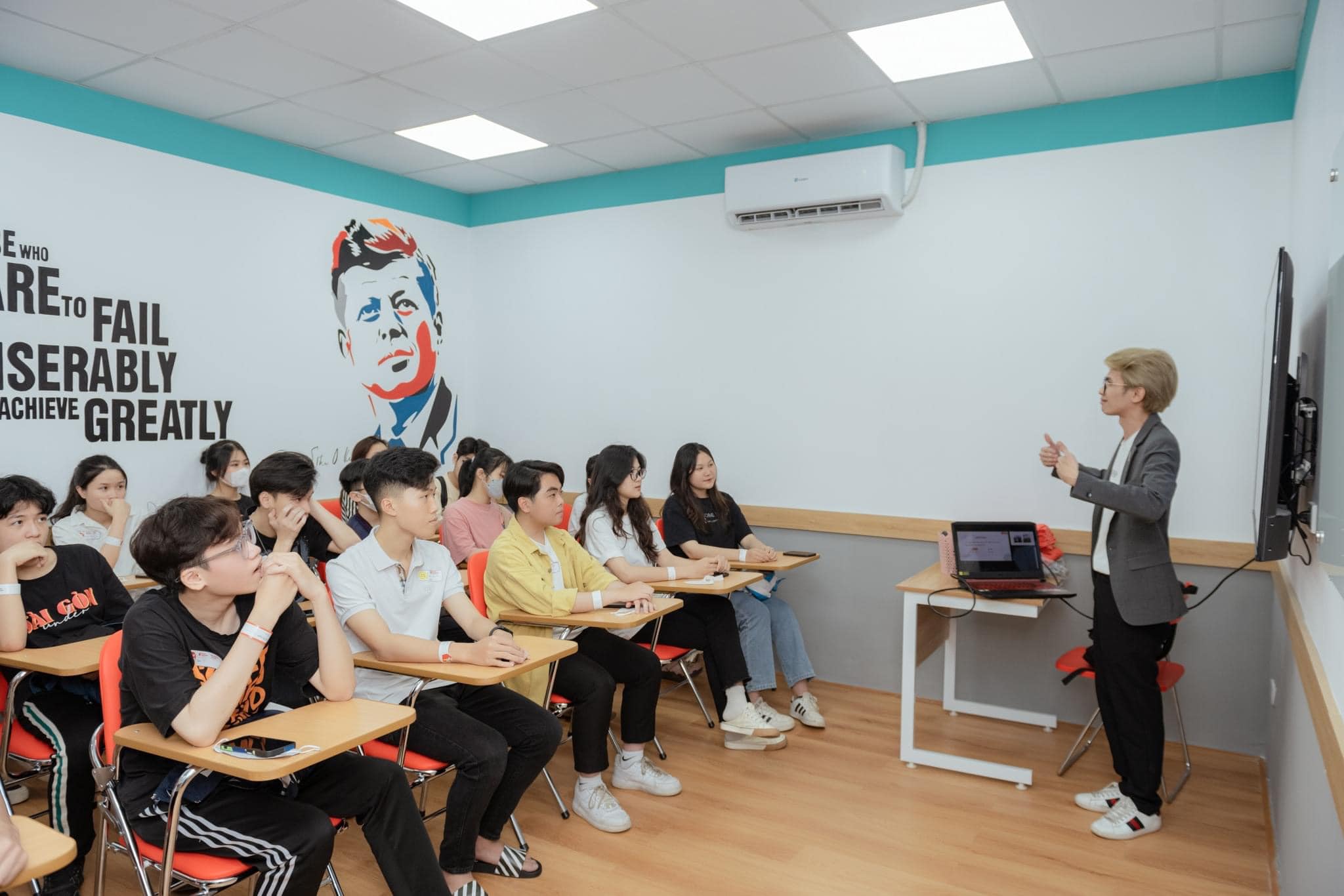 Thầy cô tại IELTS Fighter luôn là người truyền lửa tới học trò