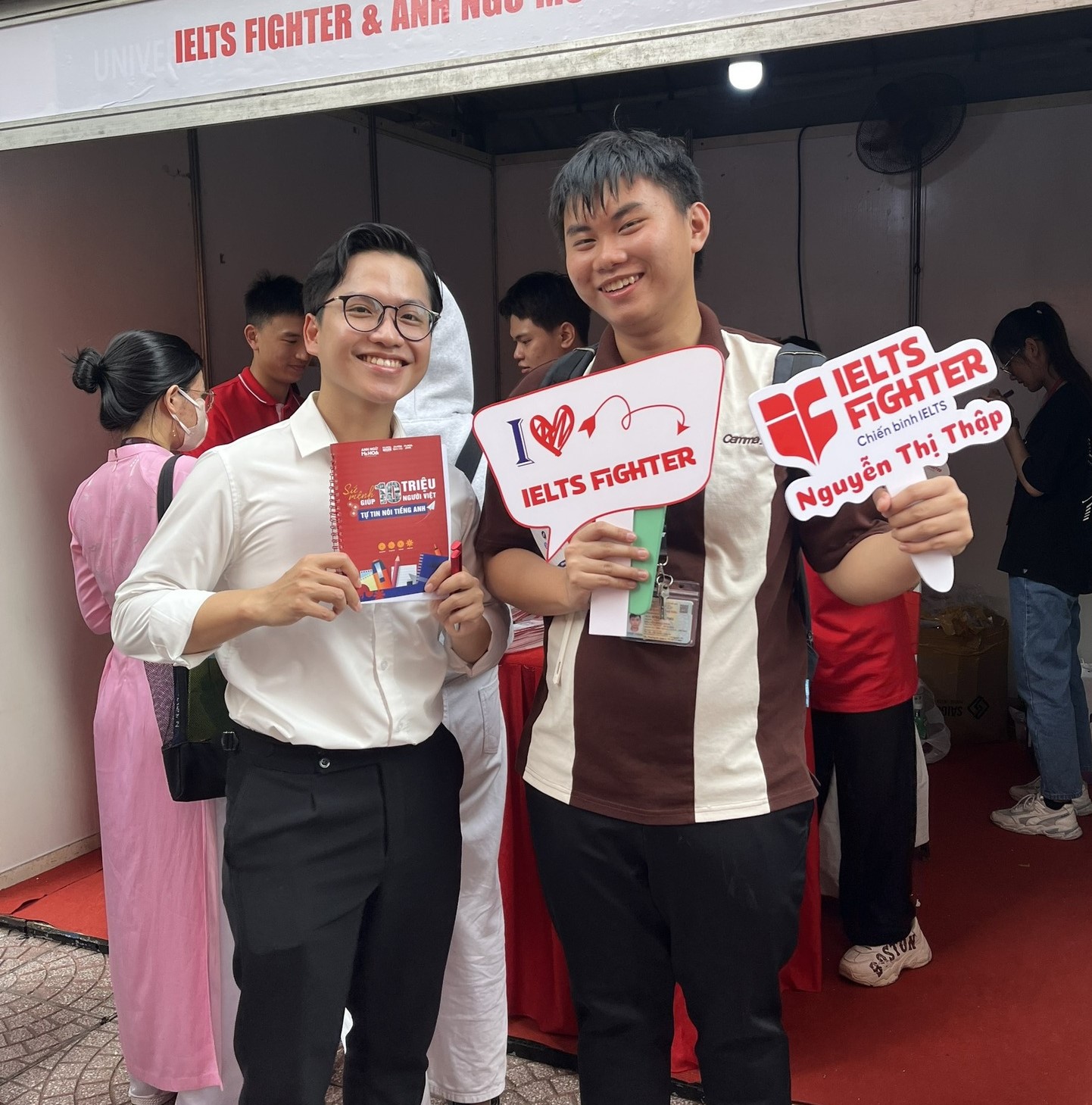 Các bạn sinh viên TDTU cùng các phần quà trao tặng từ IELTS Fighter