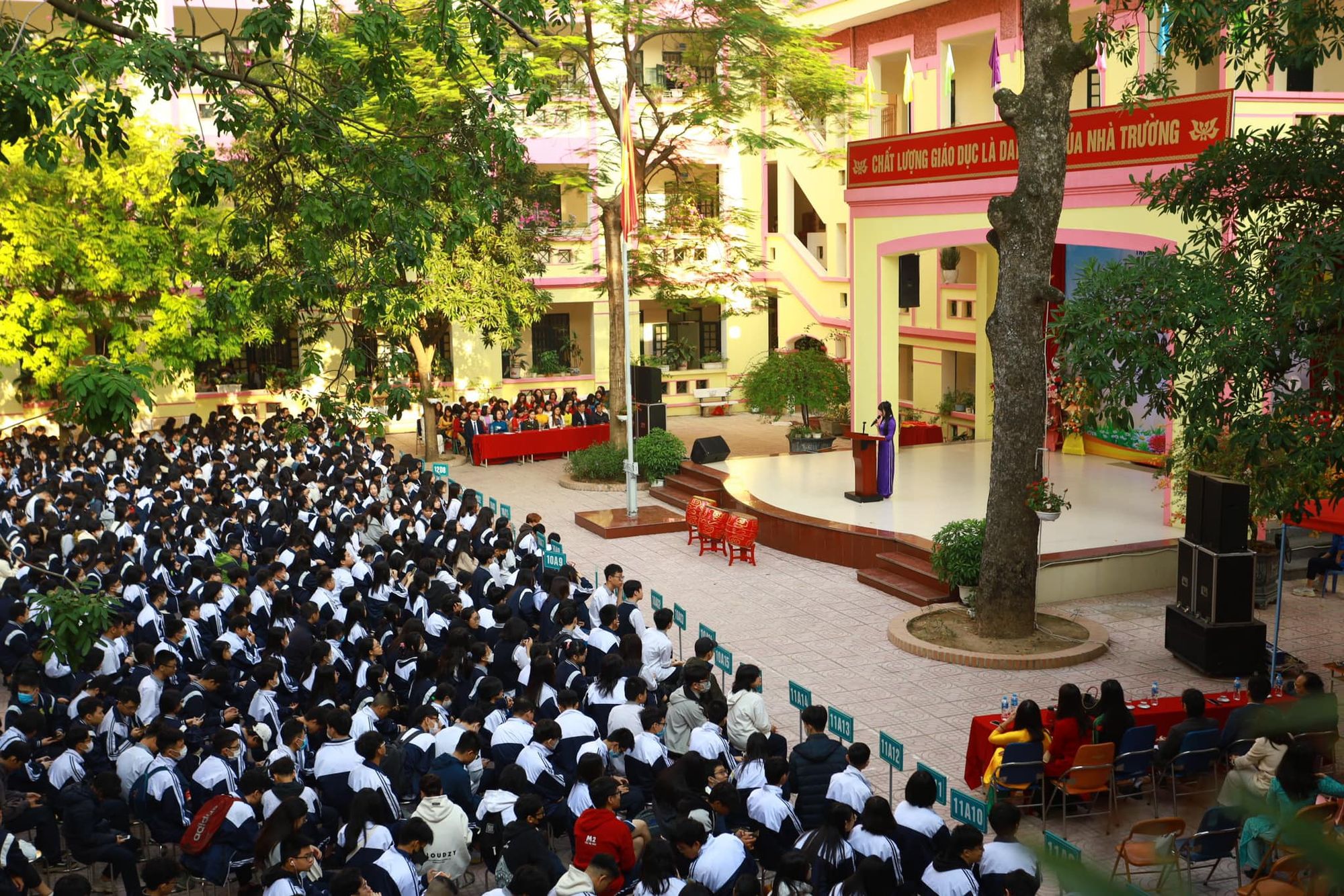 sân trường THPT Đống Đa