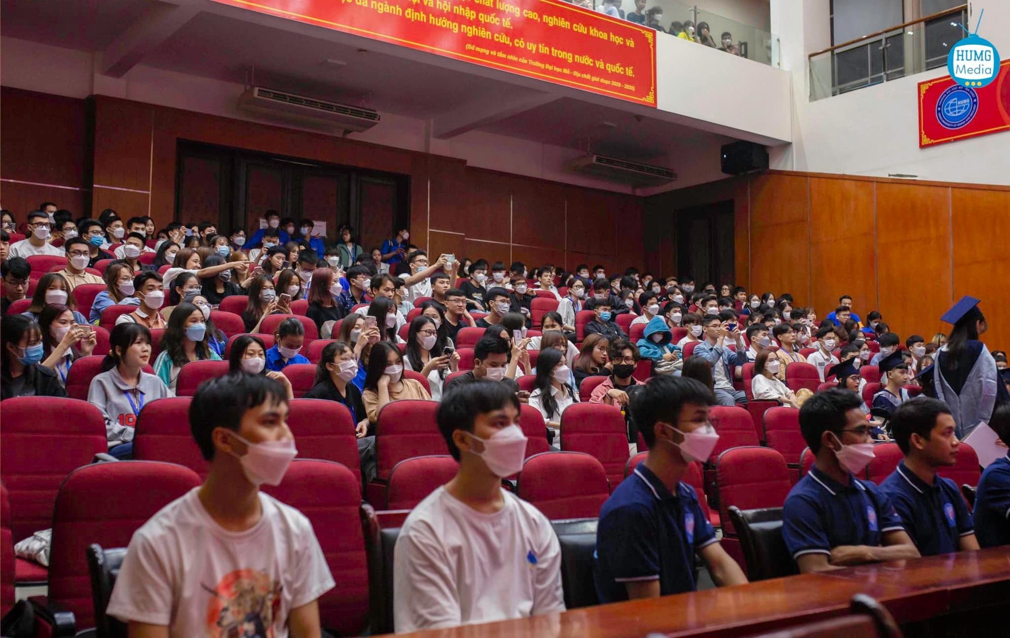 tân sinh viên đại học Mỏ - Địa chất