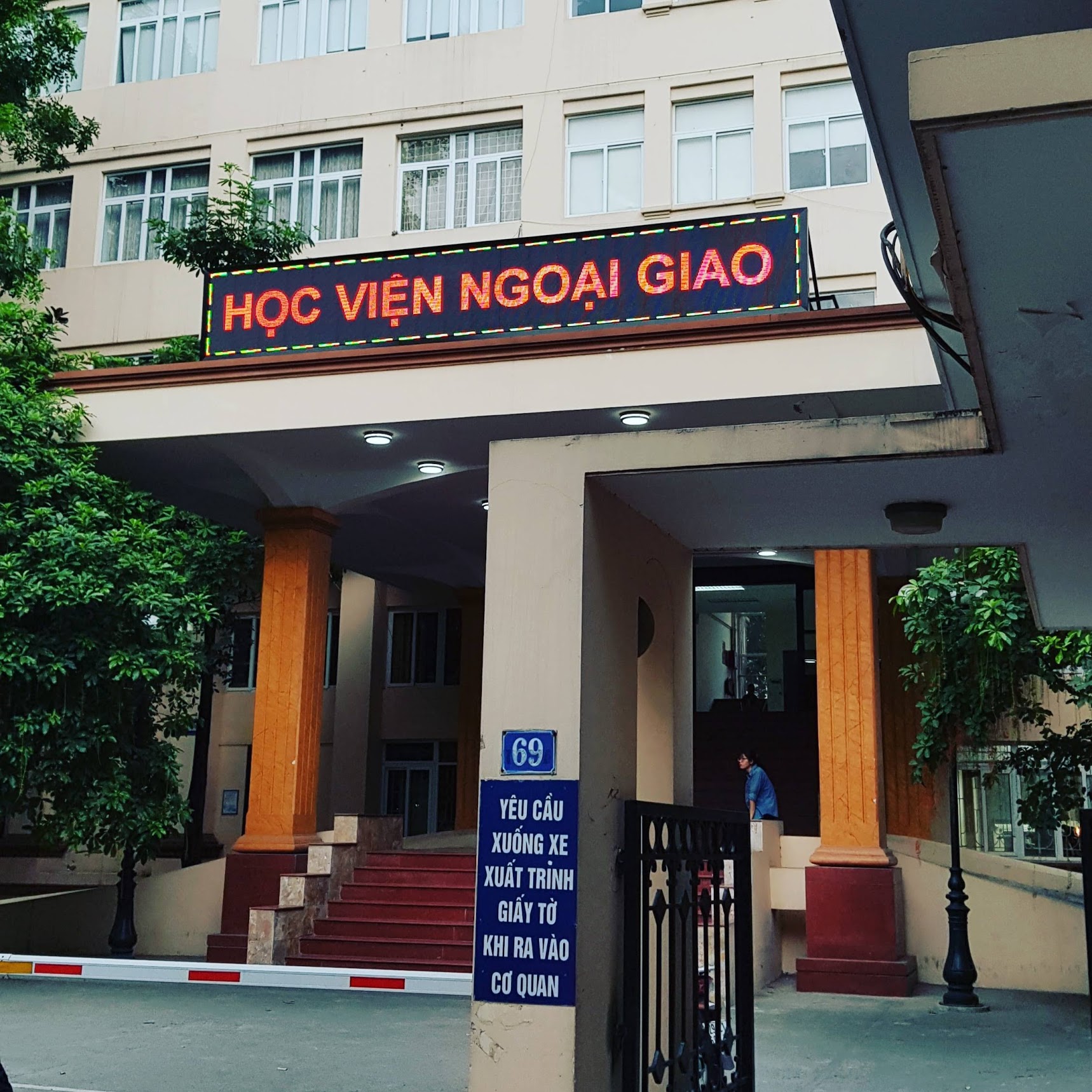 cổng trường HVNG