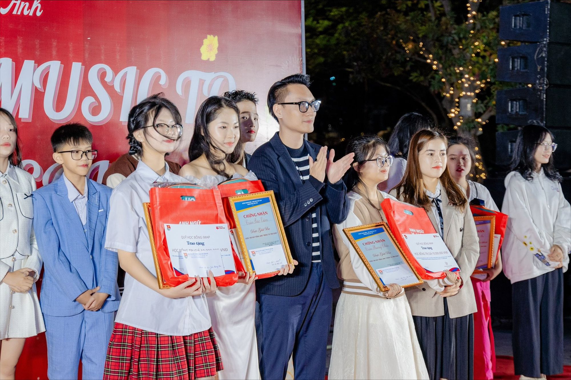 IELTS Fighter trao tặng học bổng tiếng Anh cho c&aacute;c bạn học sinh, sinh vi&ecirc;n Cẩm Phả