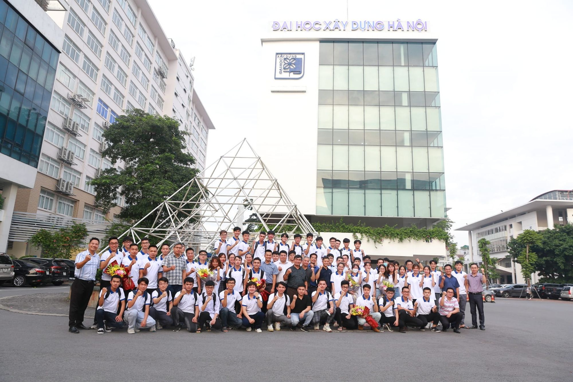 sinh viên xây dựng và thầy cô