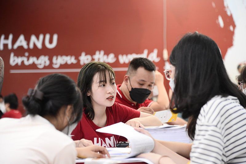sinh vi&ecirc;n đại học h&agrave; nội