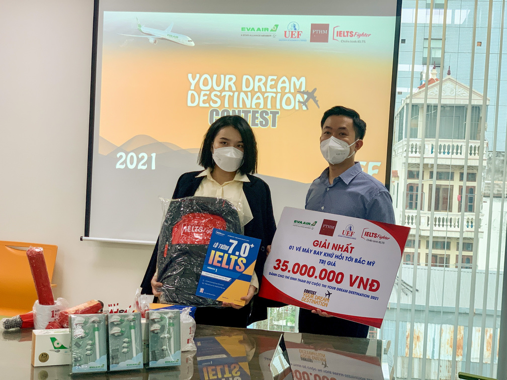 Những phần quà từ IELTS Fighter được trao tận tay các bạn sinh viên
