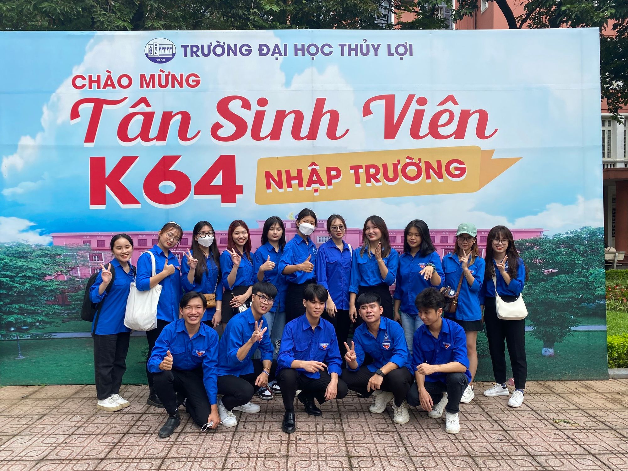 chào đón tân sinh viên đại học Thuỷ lợi
