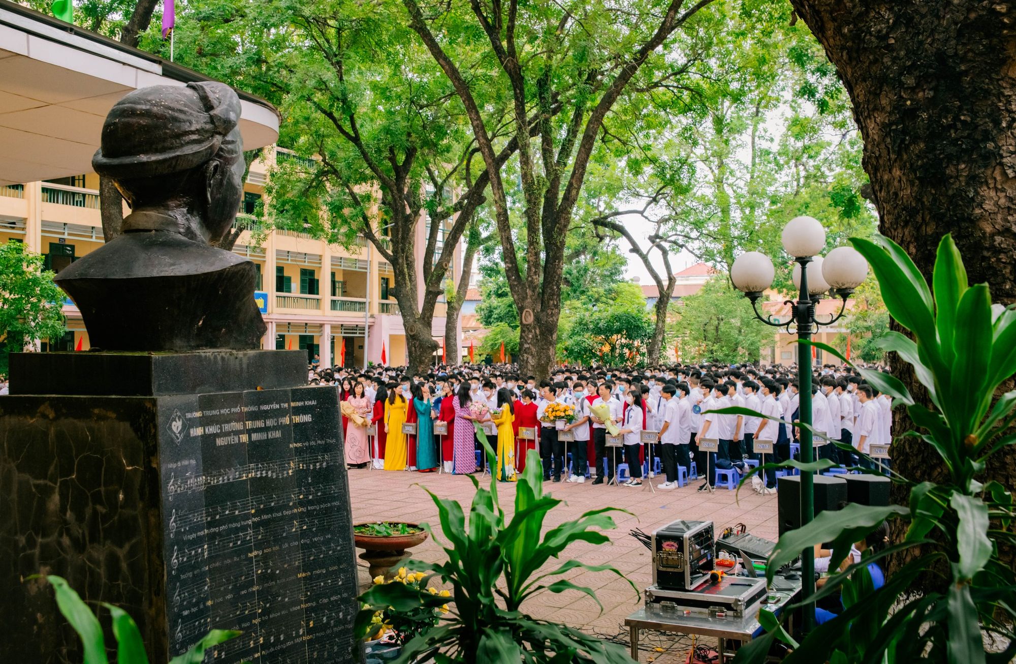 thầy và trò THPT Nguyễn Thị Minh Khai
