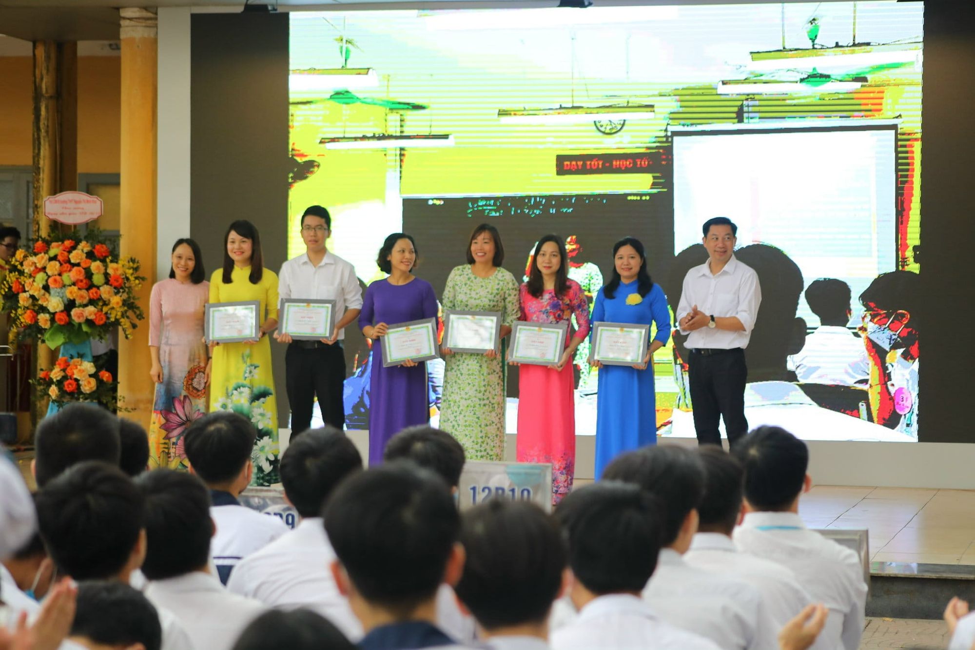 thầy cô trường THPT Nguyễn Thị Minh Khai