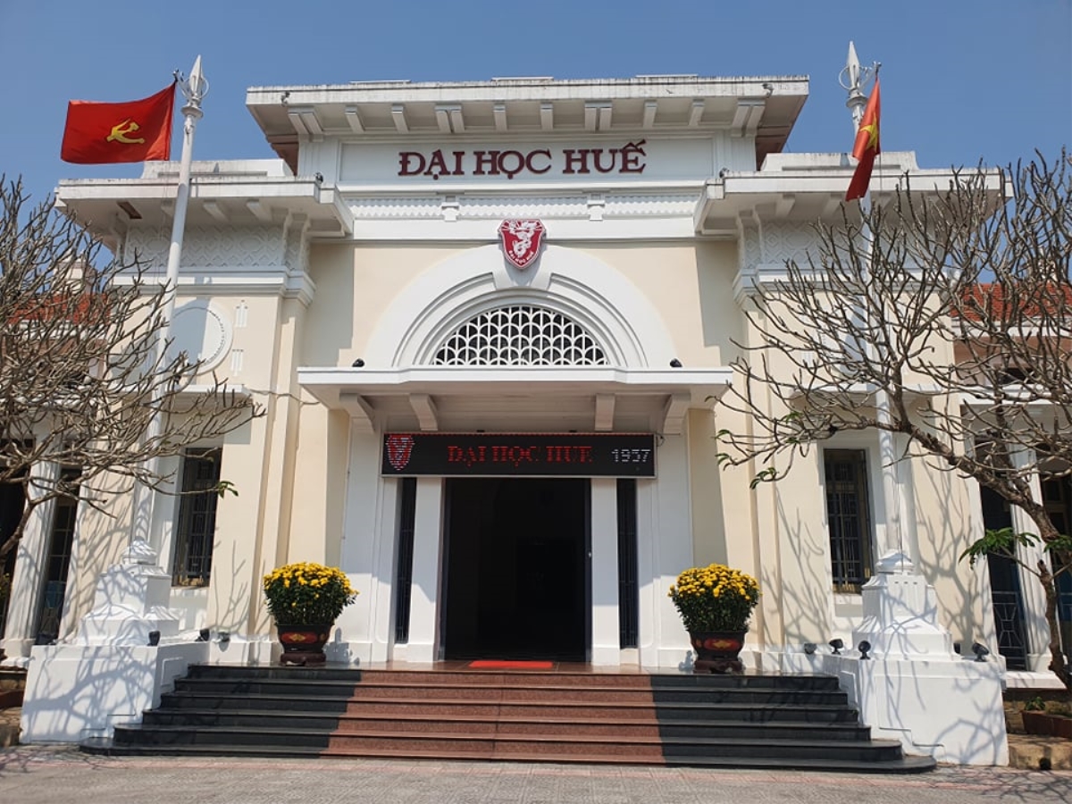cổng trường đại học Huế