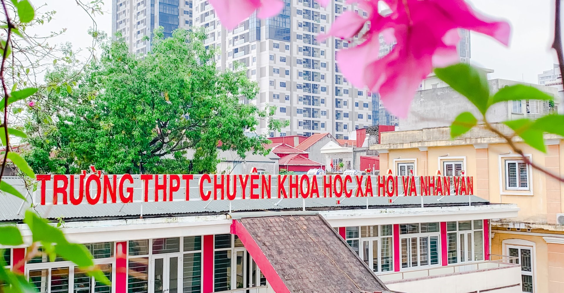 cổng trường THPT Chuyên KHXH và NV