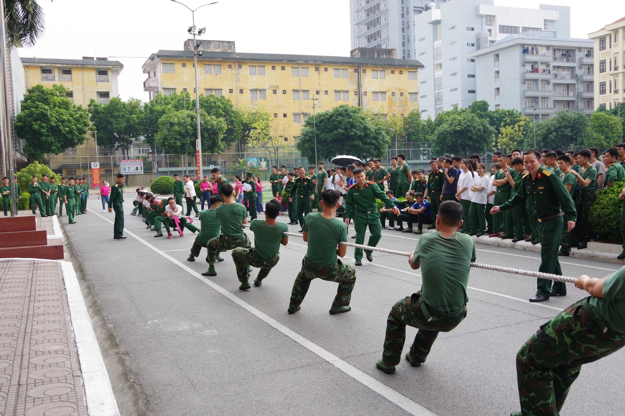 sinh viên Học viện chơi kéo co
